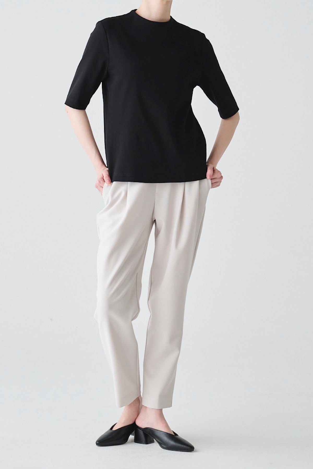 ストレッチタックテーパードパンツ