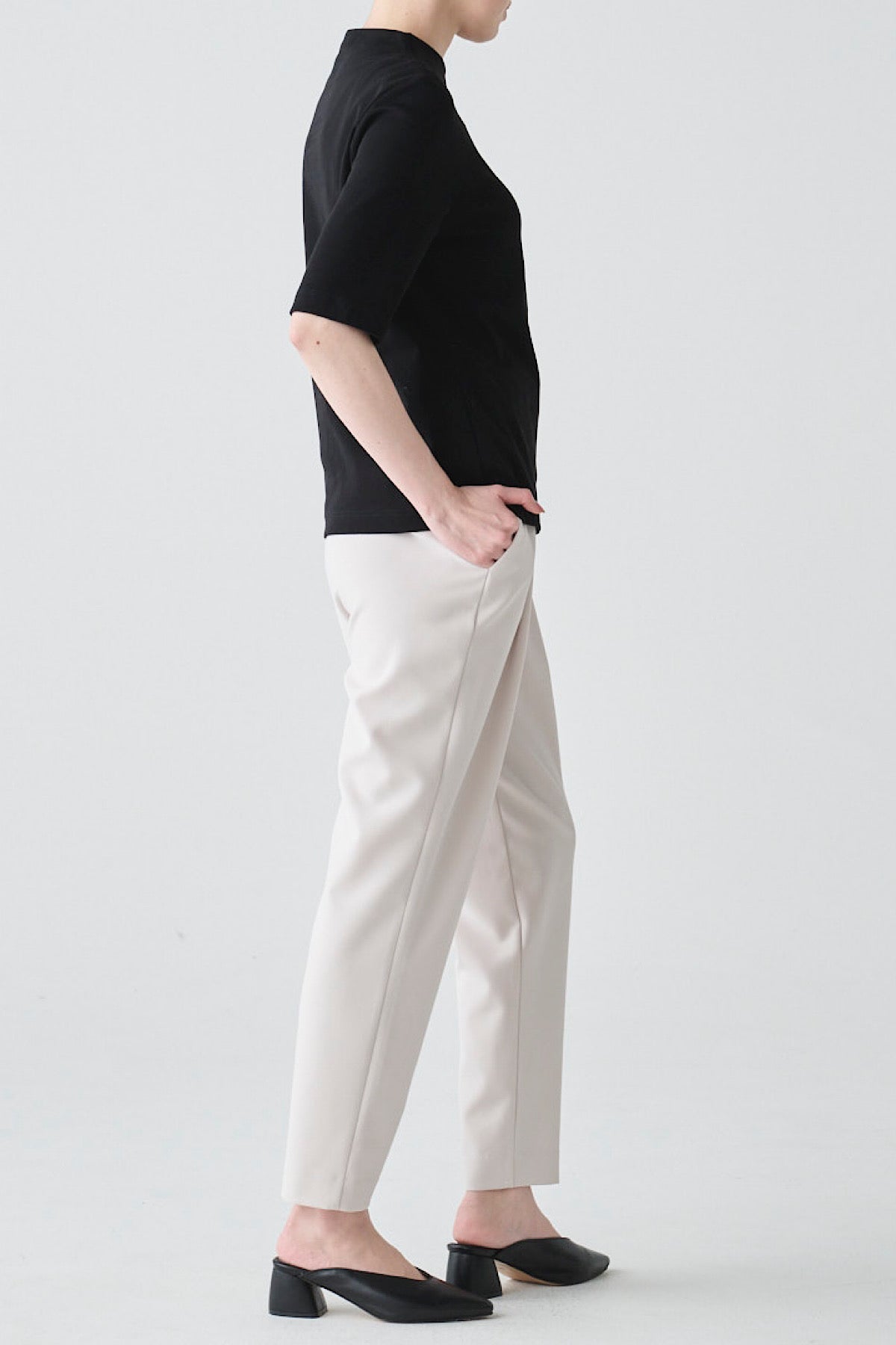 ストレッチタックテーパードパンツ