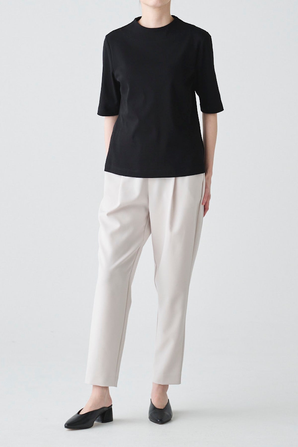 ストレッチタックテーパードパンツ