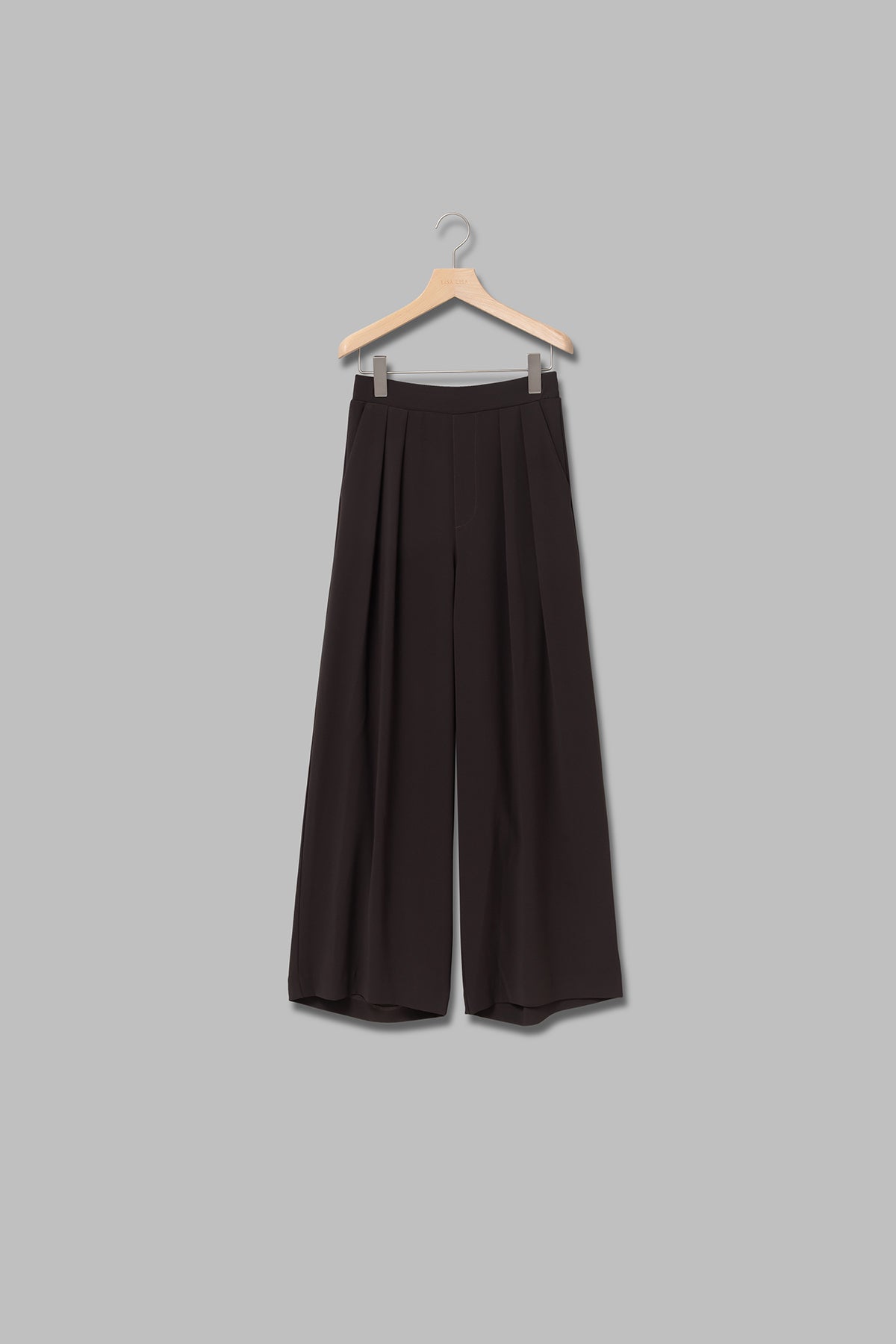 タック入りワイドパンツ