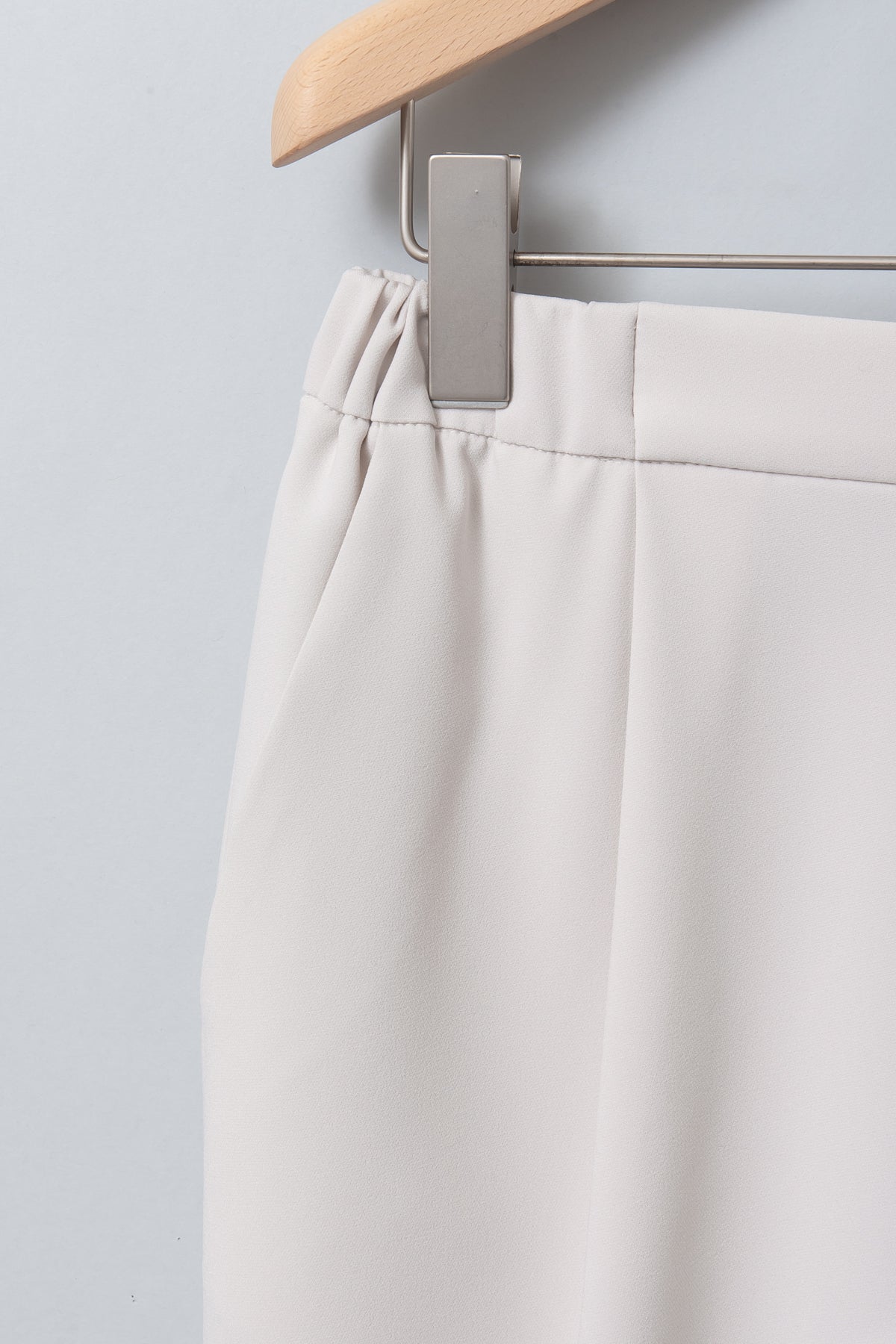 ストレッチタックテーパードパンツ