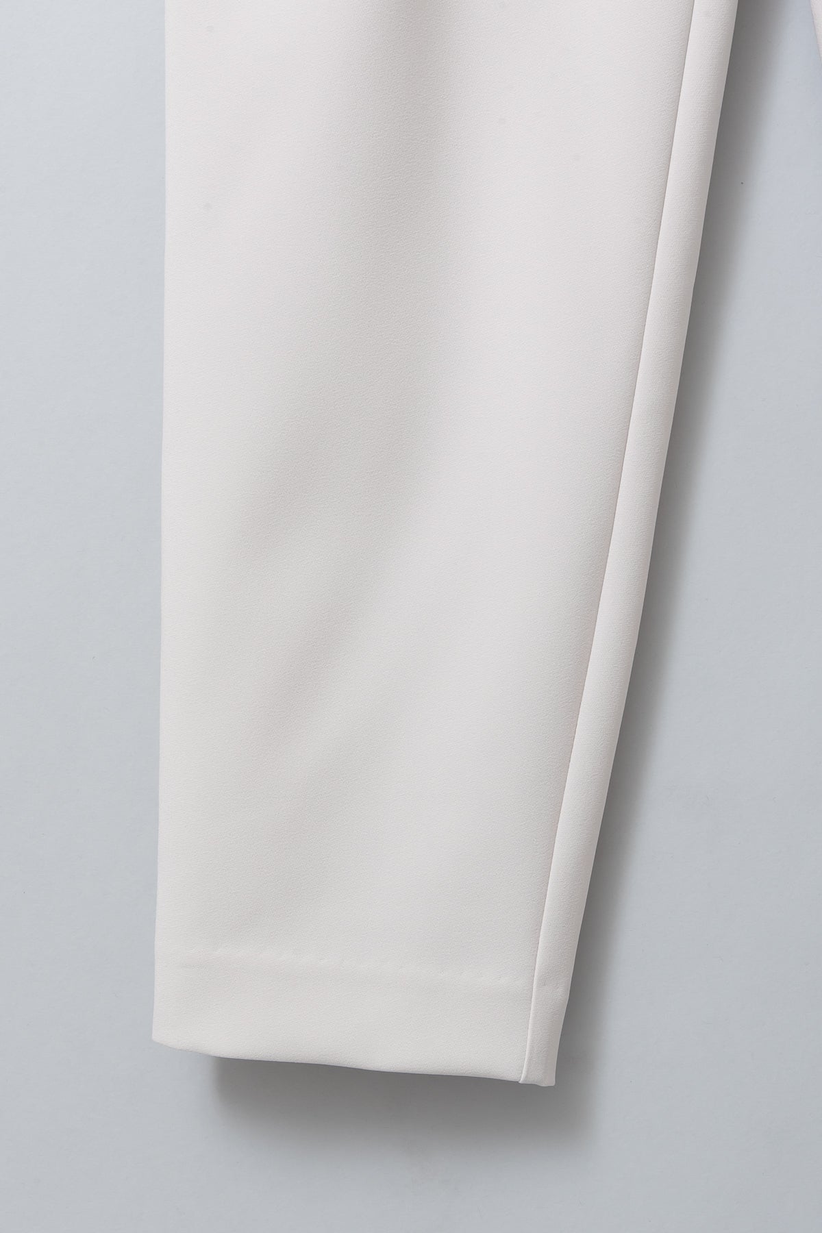 ストレッチタックテーパードパンツ