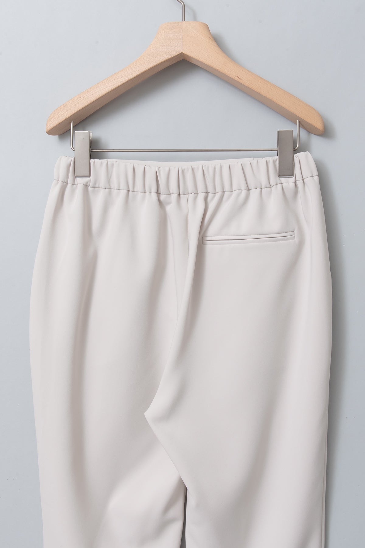 ストレッチタックテーパードパンツ