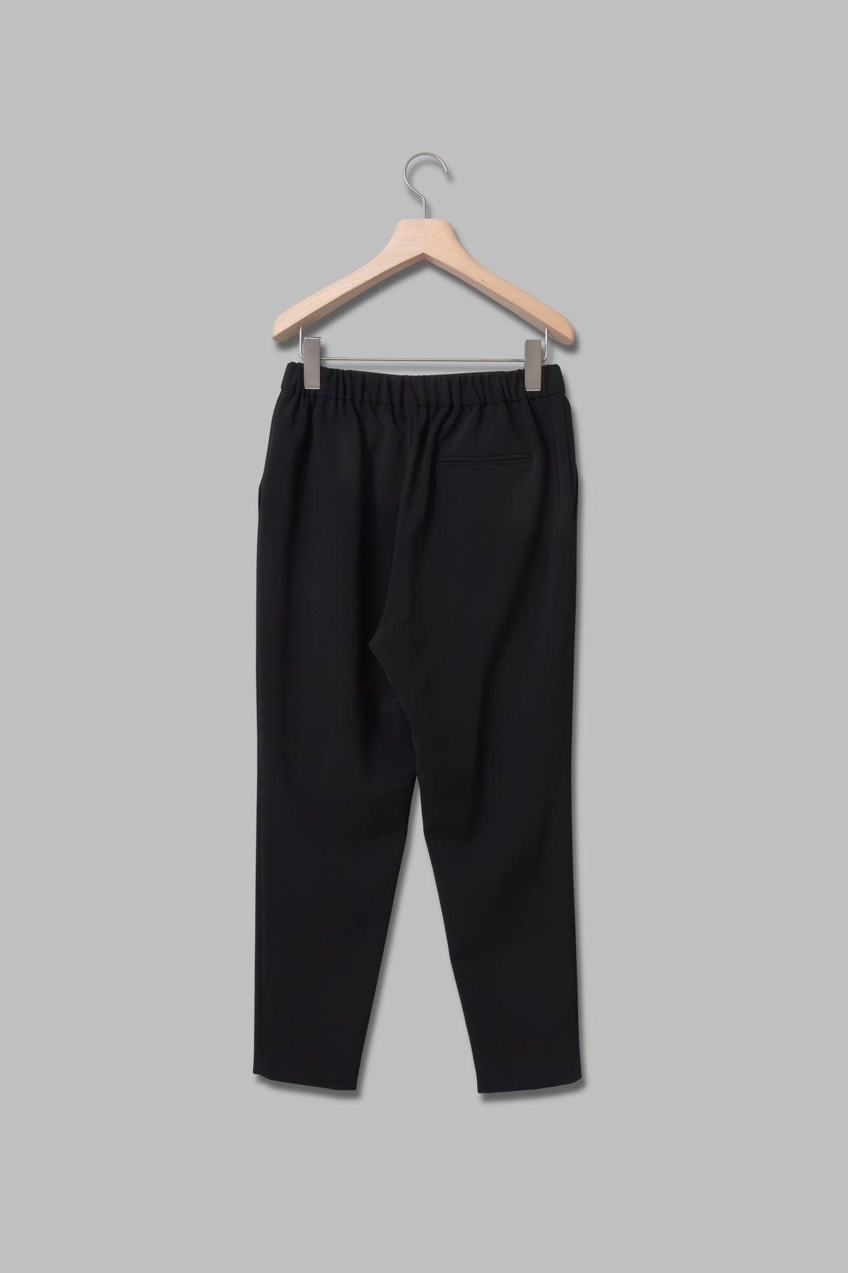 ストレッチタックテーパードパンツ