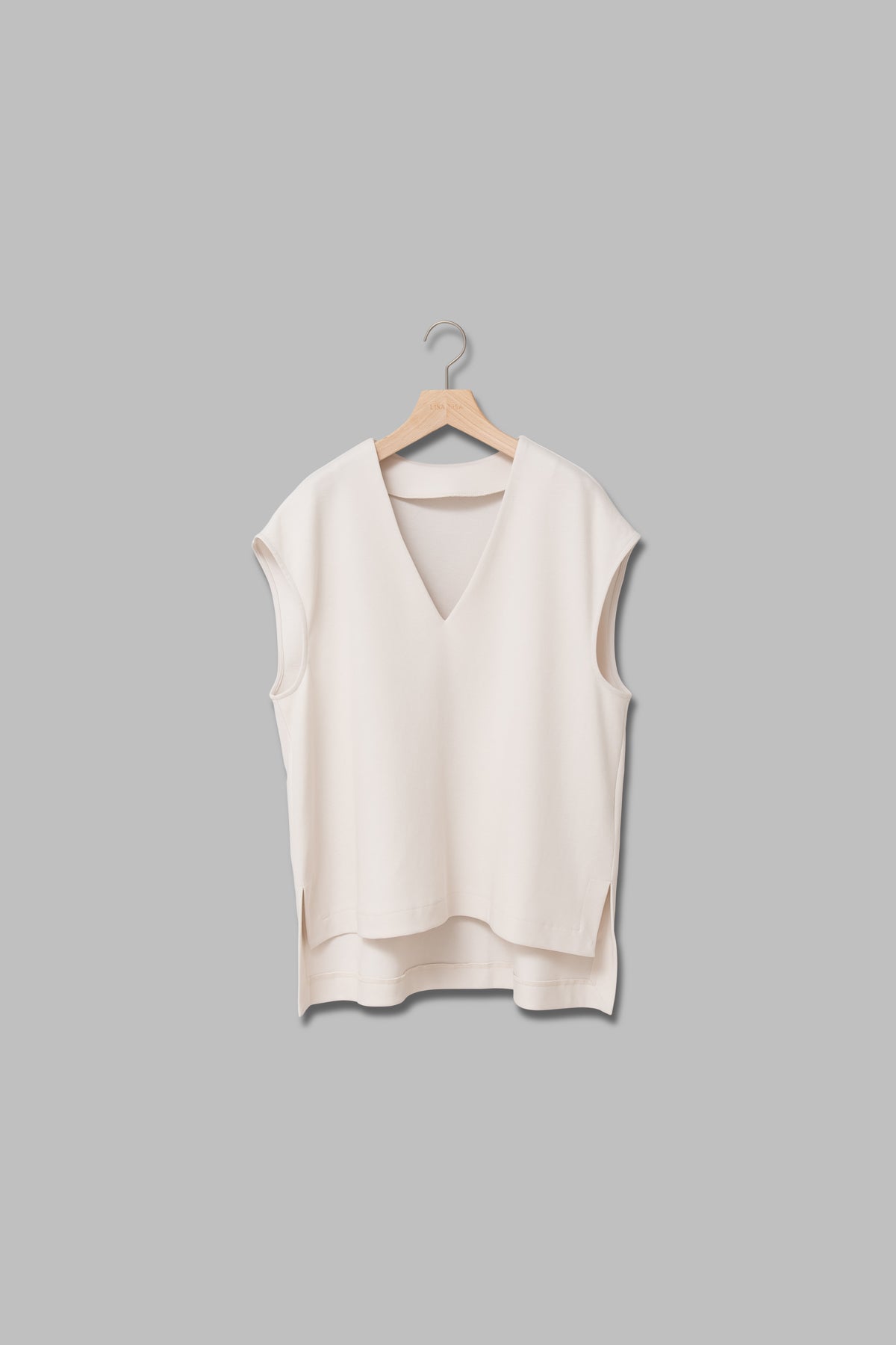 Vネックエアリーベスト