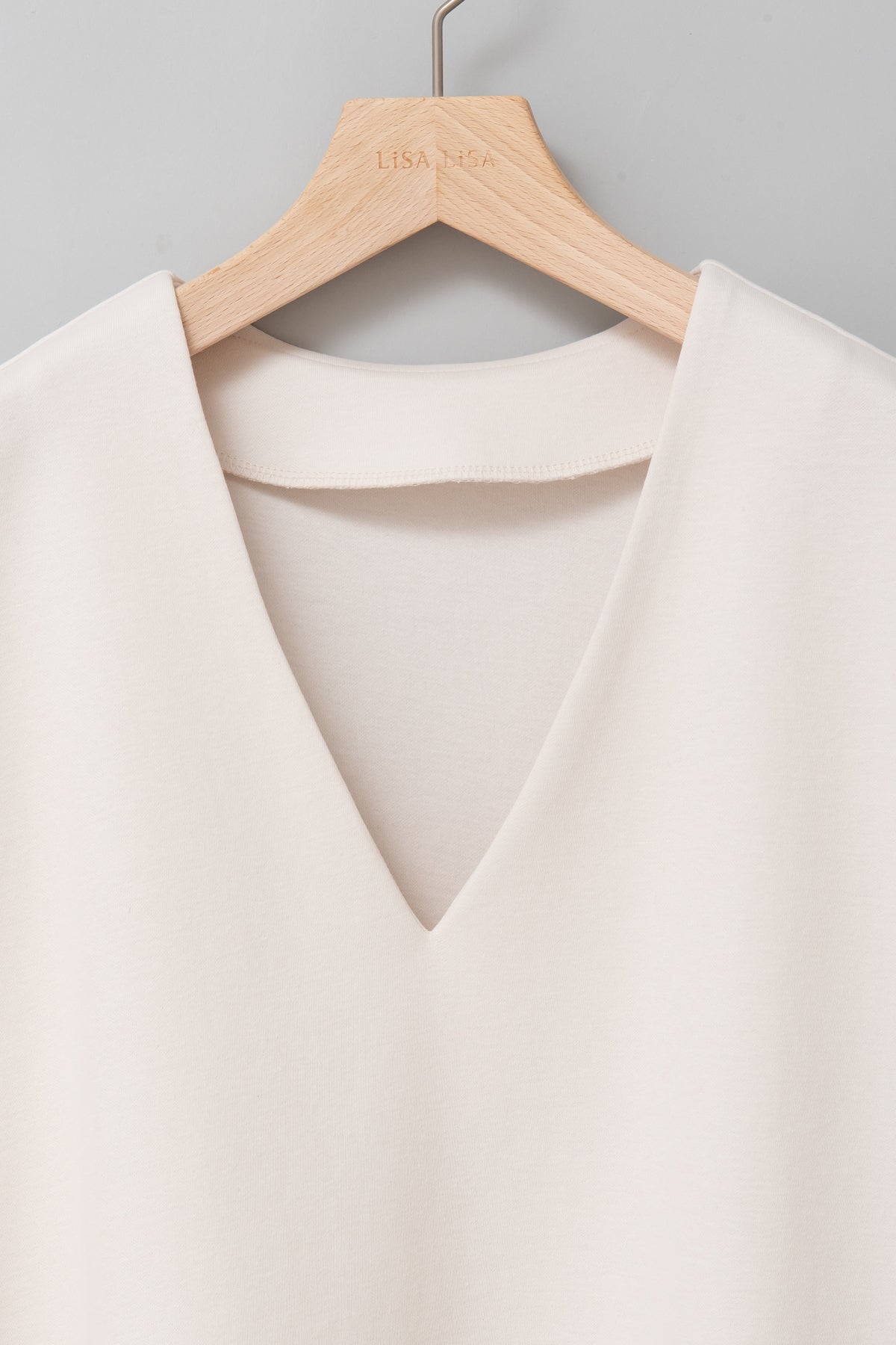 Vネックエアリーベスト