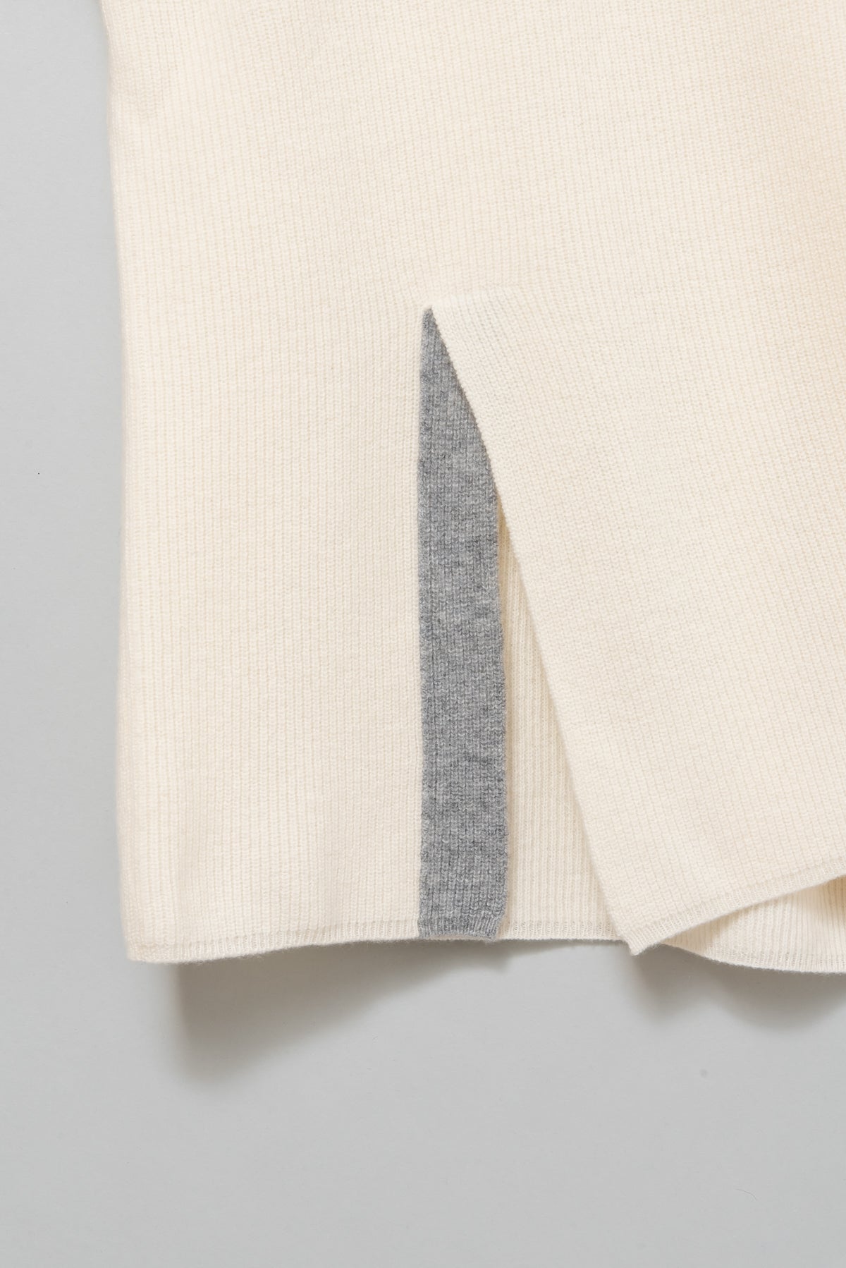 バイカラースリットデザインカシミヤ混ニット