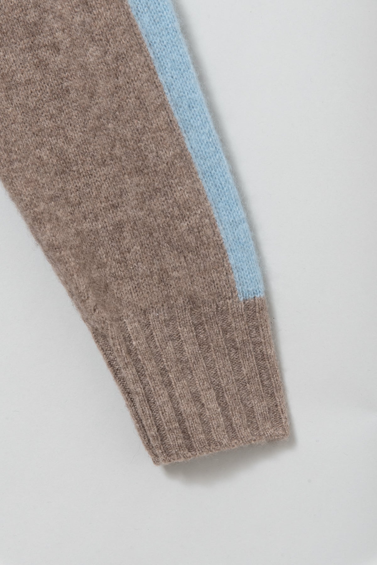 スリーブラインアクセントヤクニット