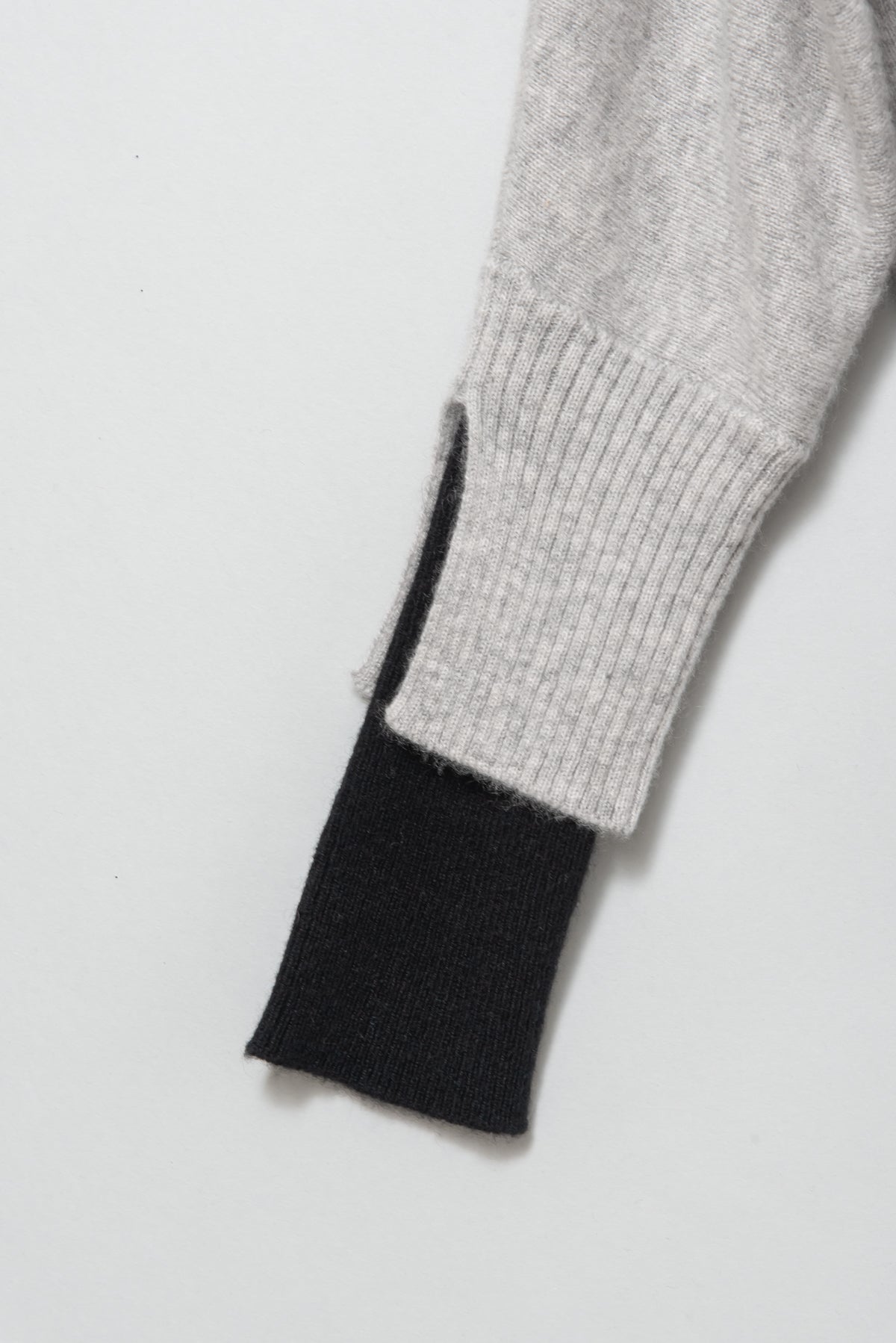 バイカラーレイヤードカフカシミヤニット