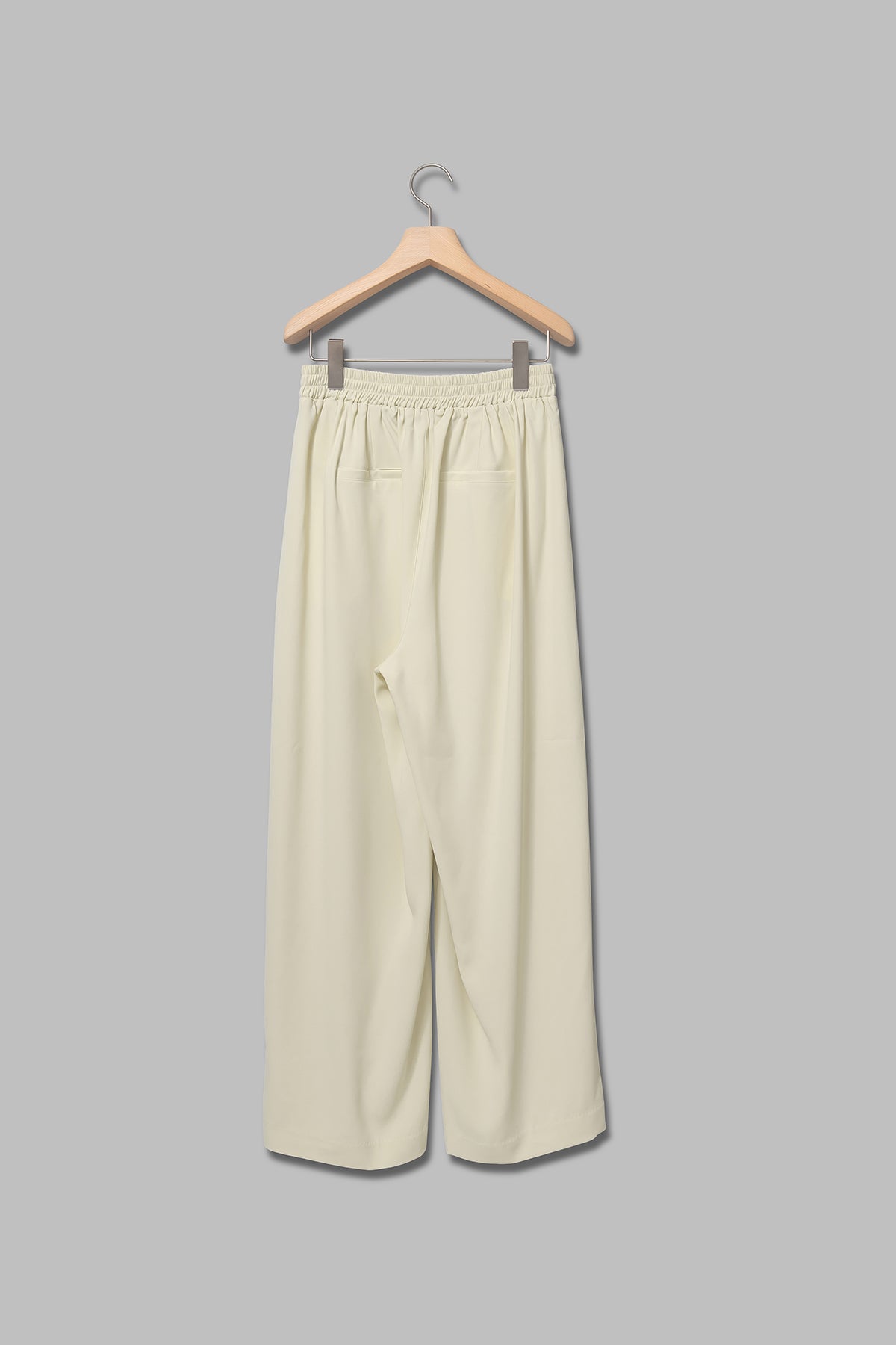タック入りワイドパンツ