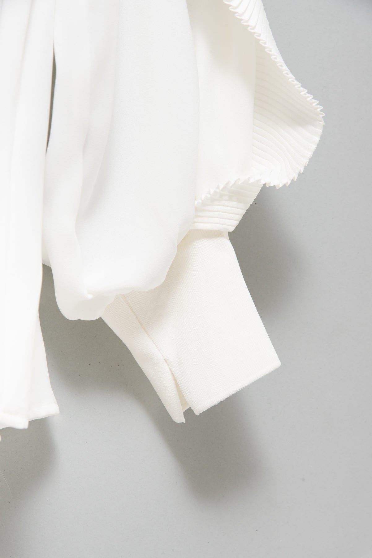 2WAYプリーツデザインスリーブブラウス